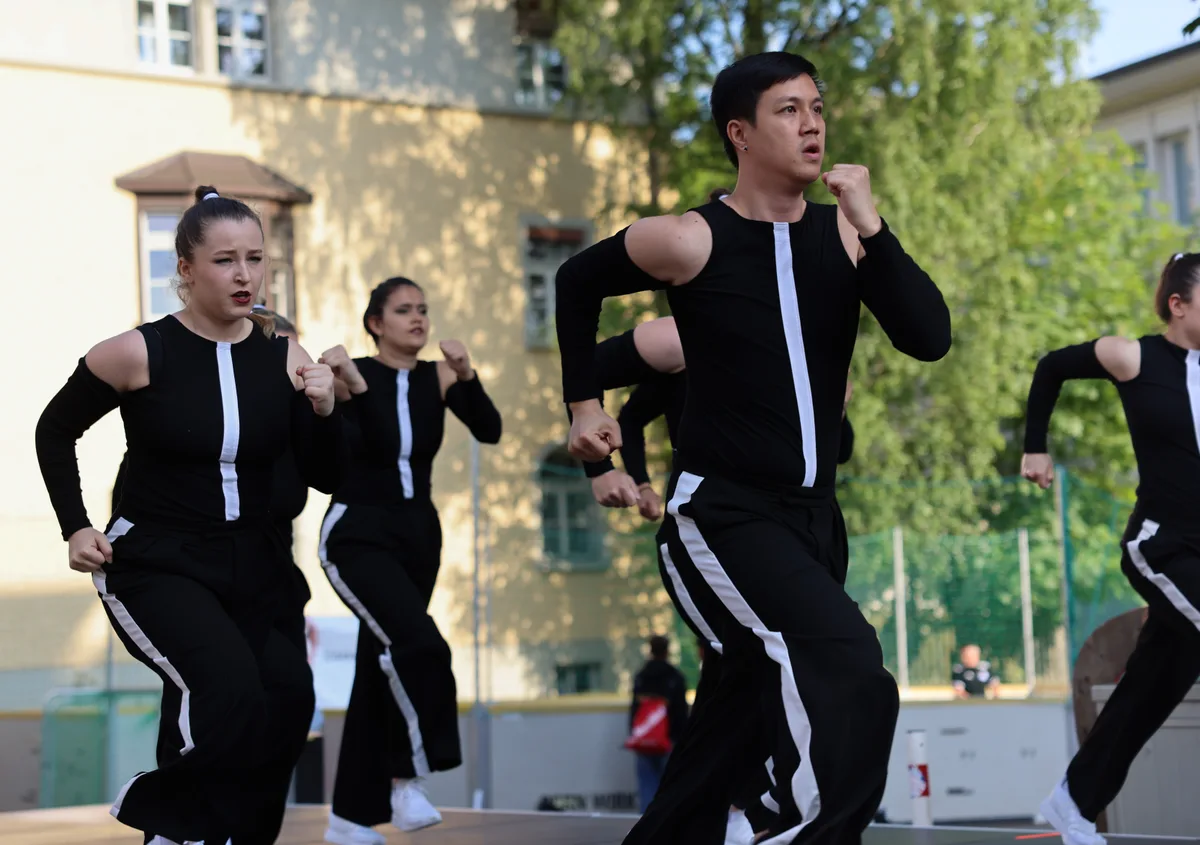 Trunique gibt den ersten ihrer zwei Auftritte an diesem Abend zum Besten. Am 3. Juni startete das Projekt «S' Zentrum zum Sii» in Uster. Es soll die Autostadt für zwei Wochen in eine vibrierende Fussgängerzone verwandeln.